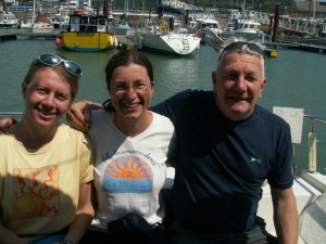 Abhejali (center) with helper Jayalata and pilot Chris Osmond, Dover marina