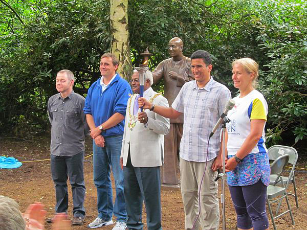 Sri Chinmoy Peace Statue, Mayor of Ipswich with 4 Channel swimmers and 14 EC solos Sri Chinmoy Peace Statue, Mayor of Ipswich with 4 Channel swimmers and 14 EC solos